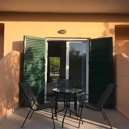 Affittacamere In Studio - Banos 1 Bed Studio And Swimming Pool