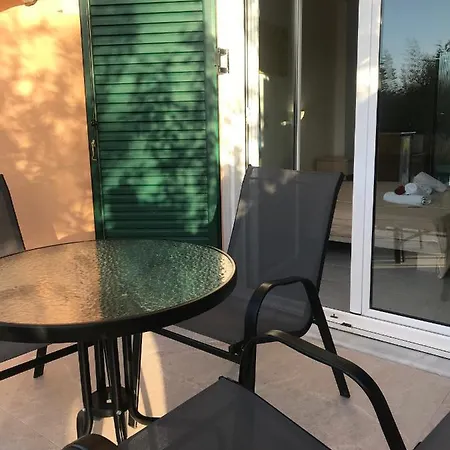In Studio - Banos 1 Bed Studio And Swimming Pool